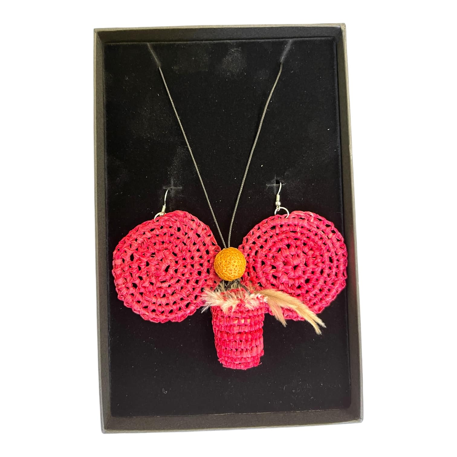 Red Earth Wind – Handwoven raffia and feather jewellery set by Gomeroi artist Debbie Wood, rich in story and spirit.